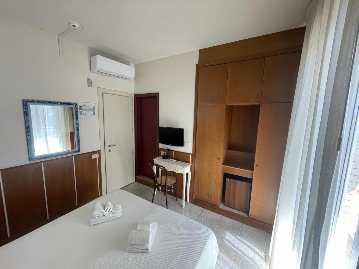 Hotel Metropol Pesaro Esterno foto