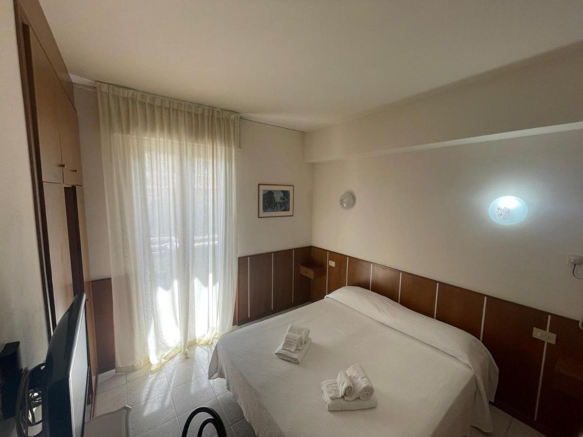 Hotel Metropol Pesaro Esterno foto