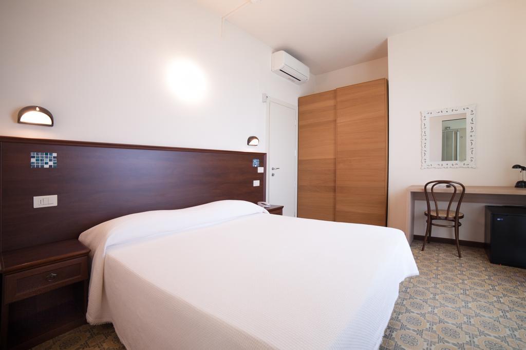 Hotel Metropol Pesaro Esterno foto