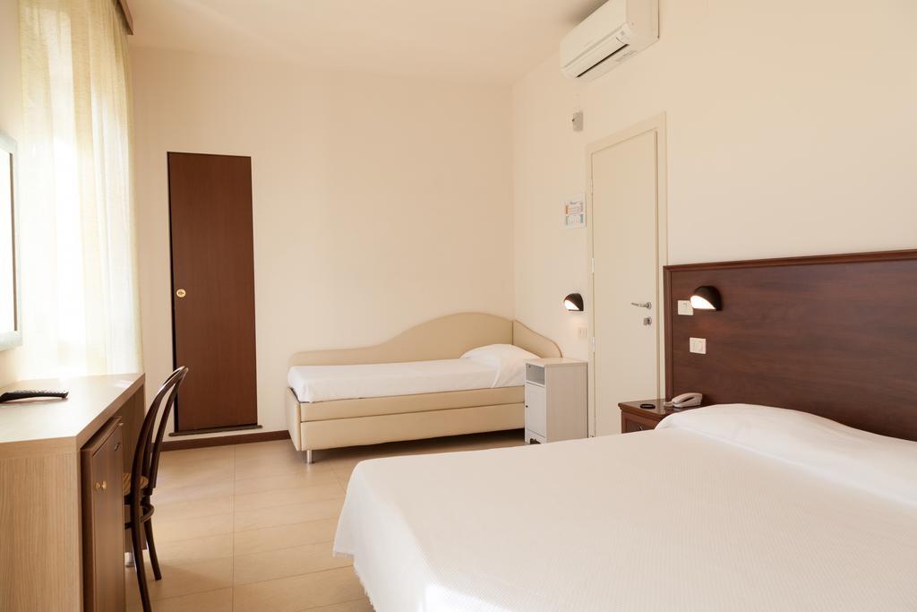 Hotel Metropol Pesaro Esterno foto