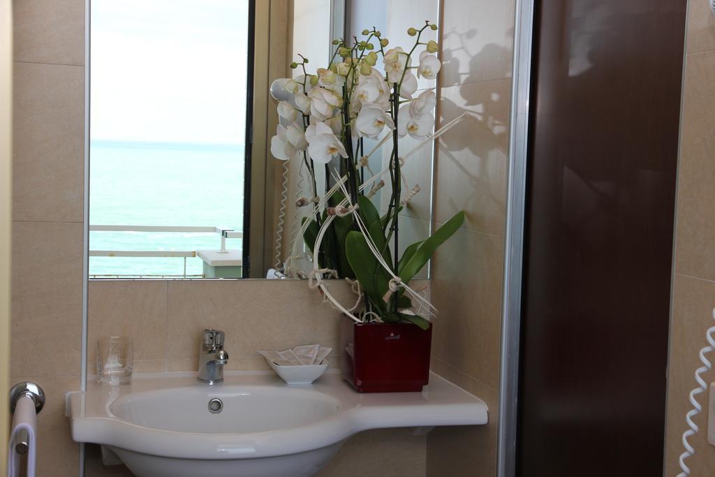 Hotel Metropol Pesaro Esterno foto
